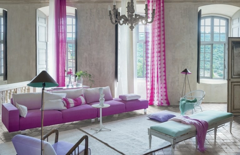 Vintage-Stil-Wohnzimmer-lila-rosa-Gardinen-Ombre-Sofa-Antike-Tagesbett