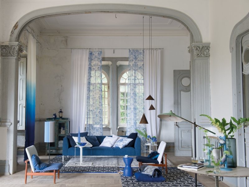 Vintage-Stil-blaue-Polstermoebel-Sofa-Stuehle-Kilim