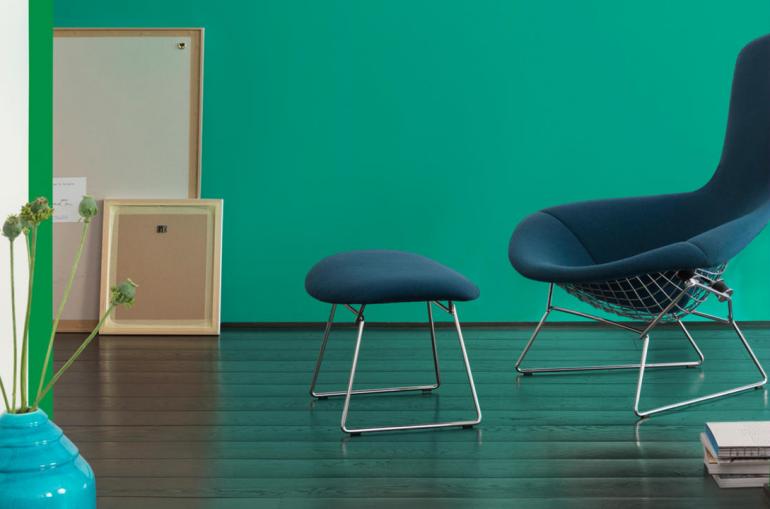 Wandfarbe-tuerkis-Sessel-modern-gestalten-Holzboden