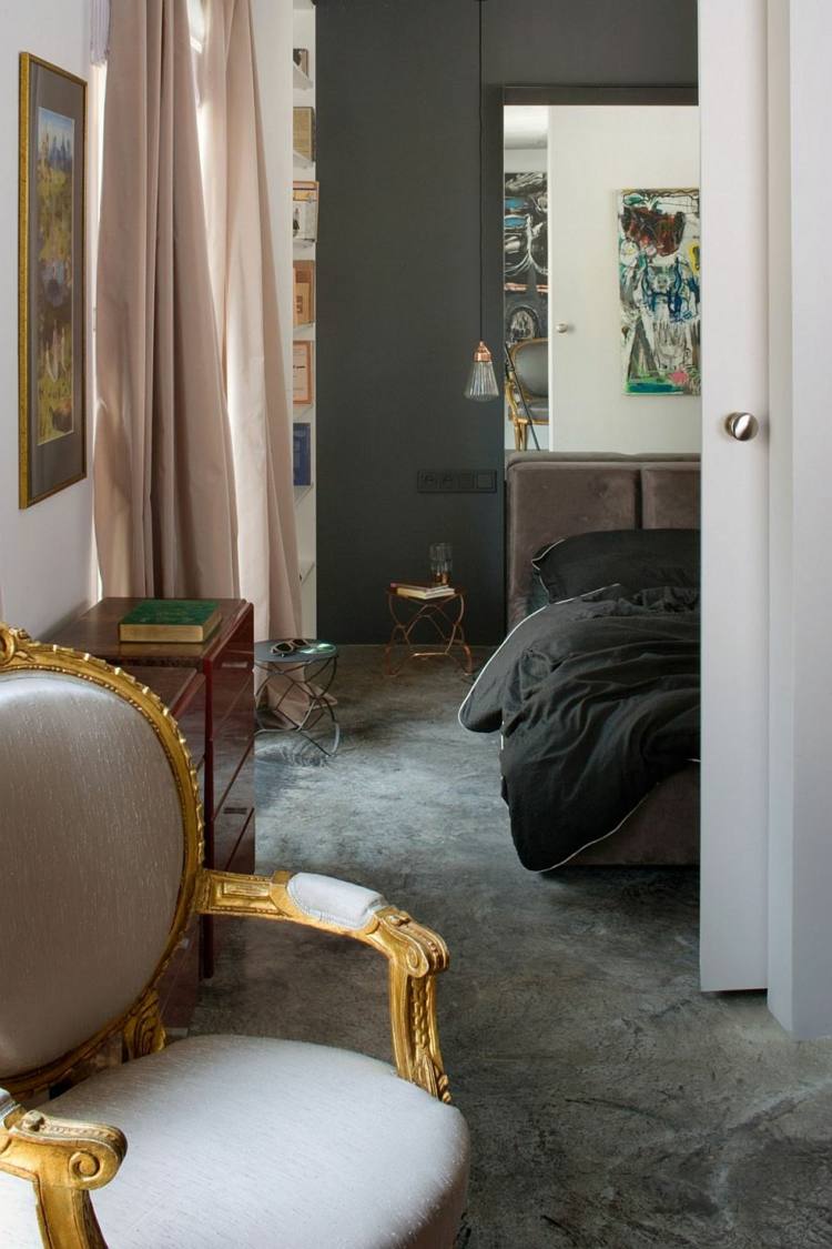 apartment mit modernen und vintage akzenten schlafzimmer stuhl gold
