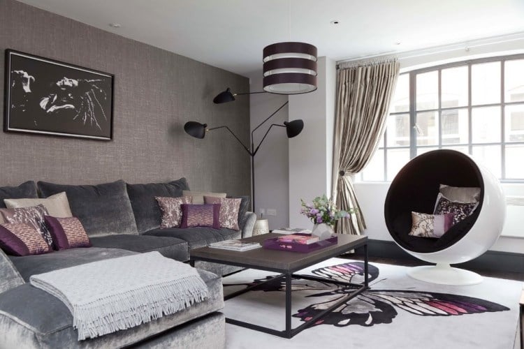 aubergine-akzente-wohnzimmer-graues-sofa-tapete