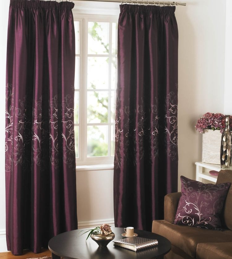 aubergine-farbe-vorhange-silberne-florale-dekorartionen-wohnzimmer