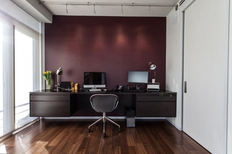 aubergine-wandfarbe-home-office-schreibtisch-dunkles-holz
