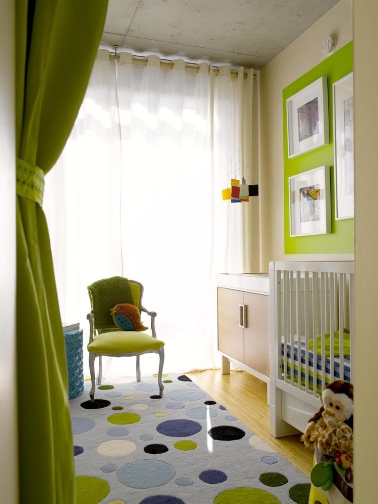 babyzimmer-deko-junge-creme-wandfarbe-gruene-akzente-teppich