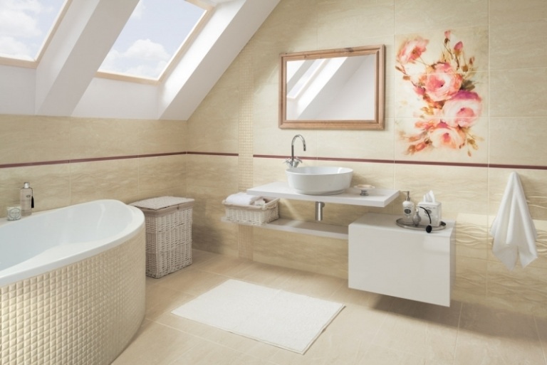Badezimmer in beige coraline-rosenmotiv-dekorfliesen