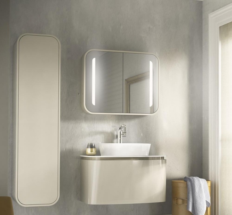 badezimmer-spiegel-dea-ideal-standard-abgerundet-beleuchtung-weiss-wand-grau