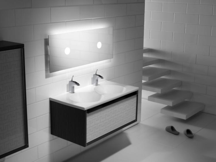 badezimmer-spiegel-roca-doppelwaschbecken-waschschrank-treppe-modern-design