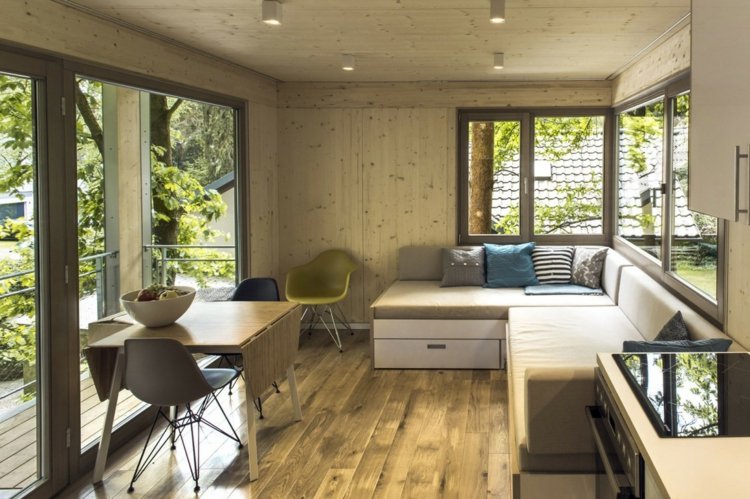 baumhaus architektur wohnzimmer couch esstisch parkett