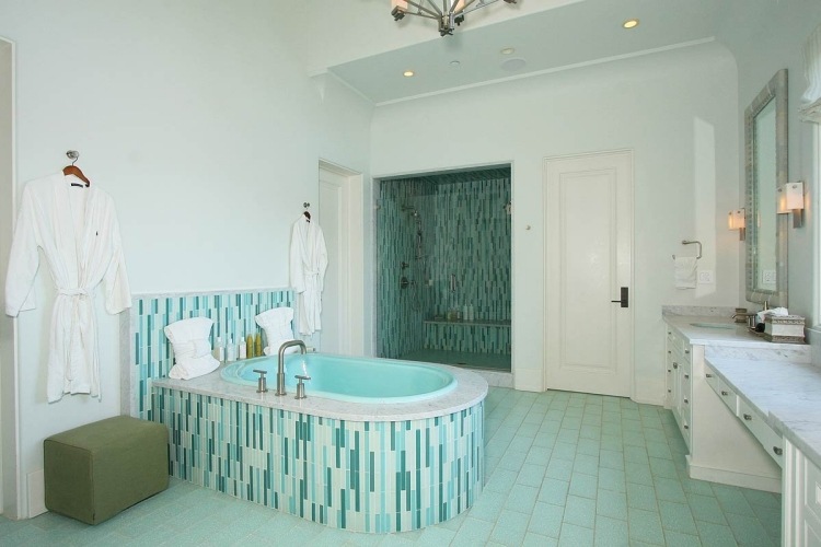 beste-farbe-badezimmer-badewanne-fliesen-waschtisch-marmor-platte-weiss
