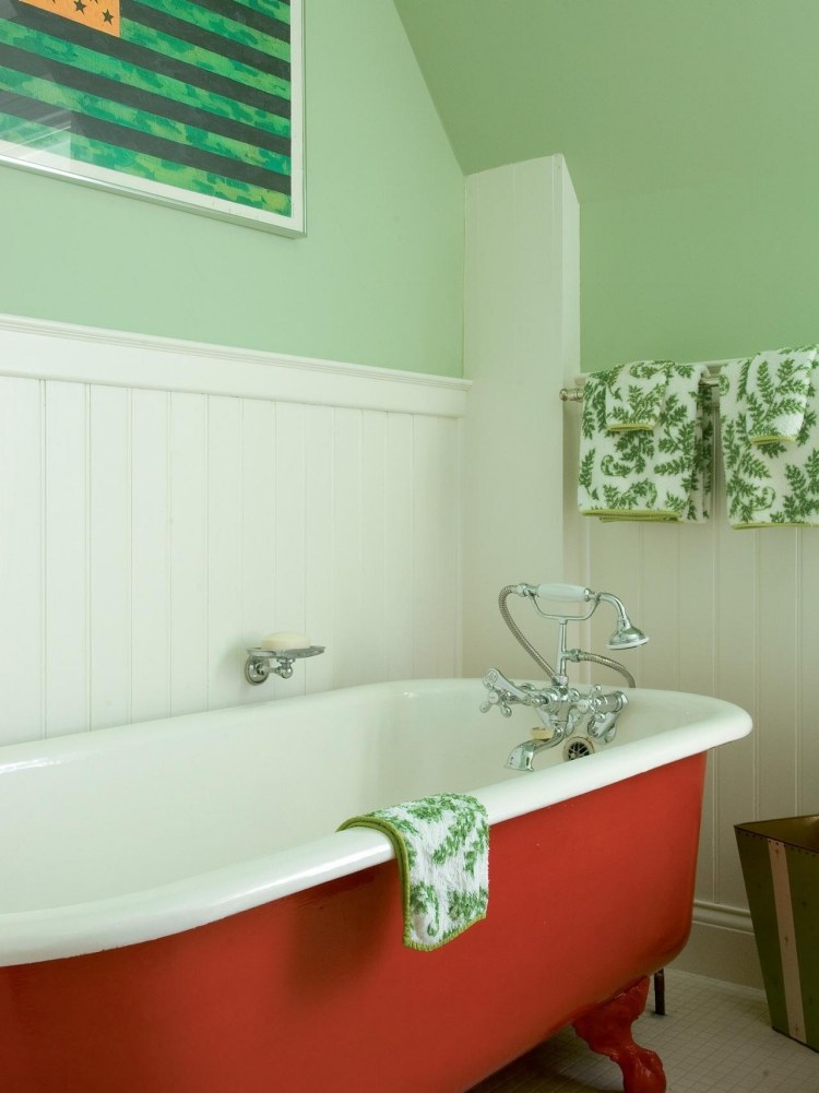 beste-farbe-badezimmer-badewanne-rot-weiss-gruen-palmen-muster-mintgruen-wandfarbe