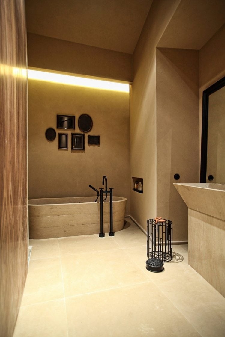 beste-farbe-badezimmer-braun-beige-fliesen-kalkstein-optik-indirekte-beleuchtung