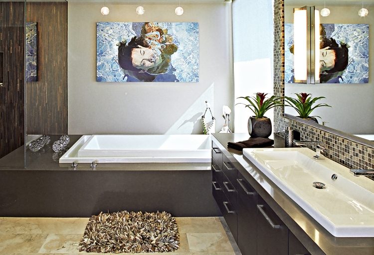 beste-farbe-badezimmer-braun-dunkelbraun-bild-foto-badewanne-eingebaut-doppelwaschbecken-spiegel