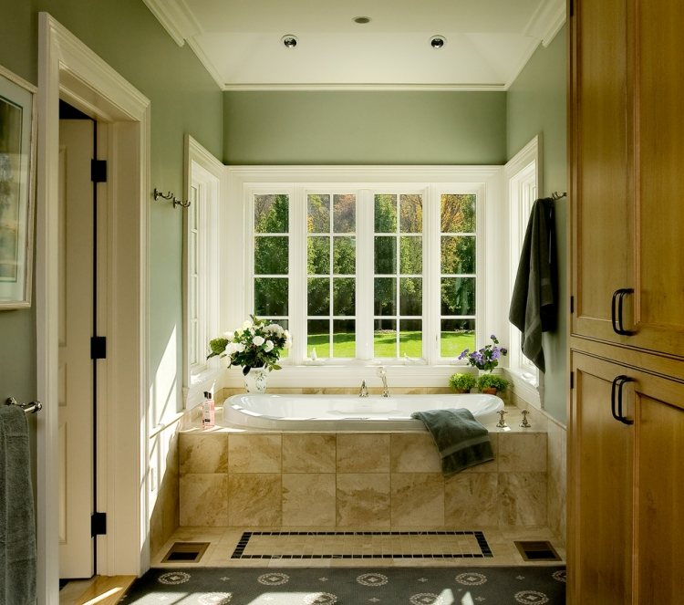 beste-farbe-badezimmer-braun-naturstein-holz-fenster-badewanne-weiss-blumen-vase