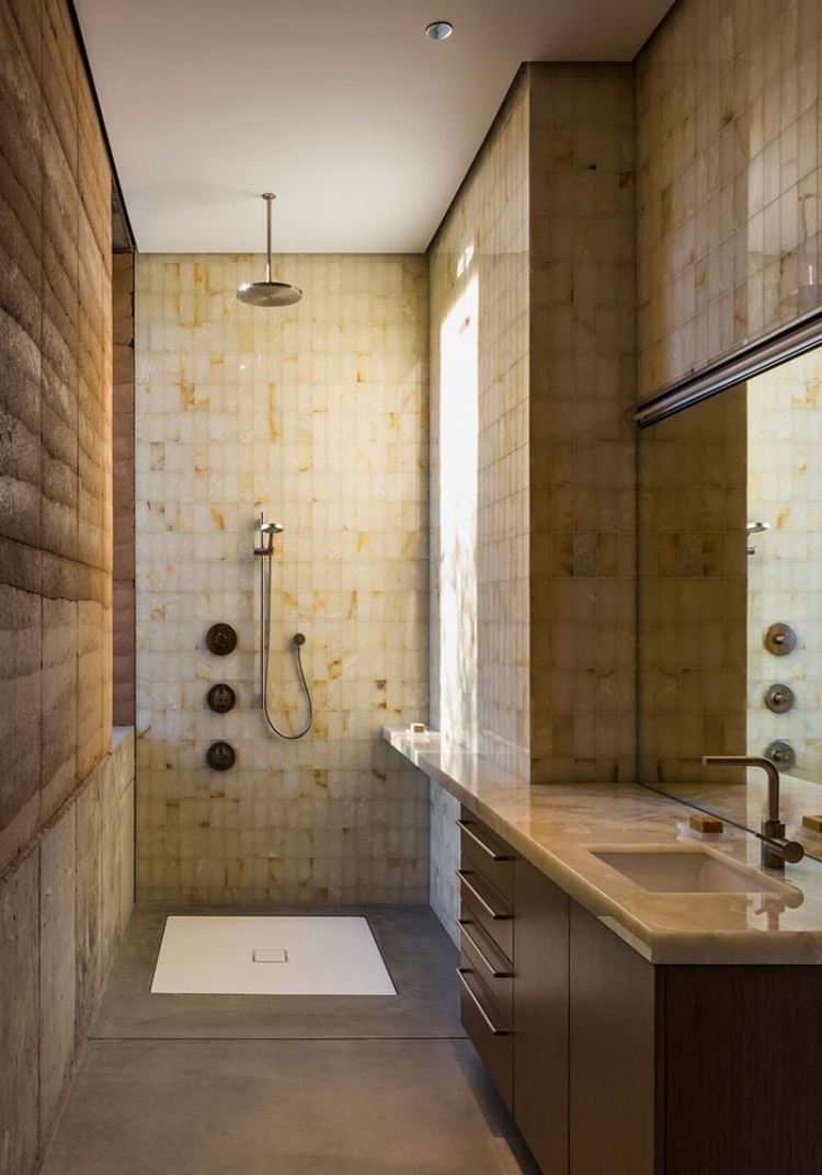 beste Farbe für Badezimmer -braun-natursten-waschtisch-spiegel-stilvoll-dusch-duschwanne