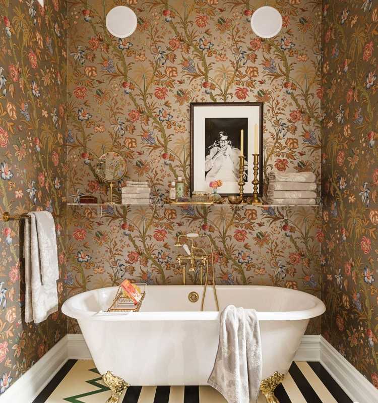 beste-farbe-badezimmer-braun-tapete-badewanne-freistehend-barockstil-gold-luxus-antik
