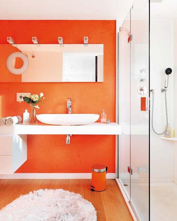 beste-farbe-badezimmer-farbe-akzenete-orange-weiss-holzboden-duschkabine