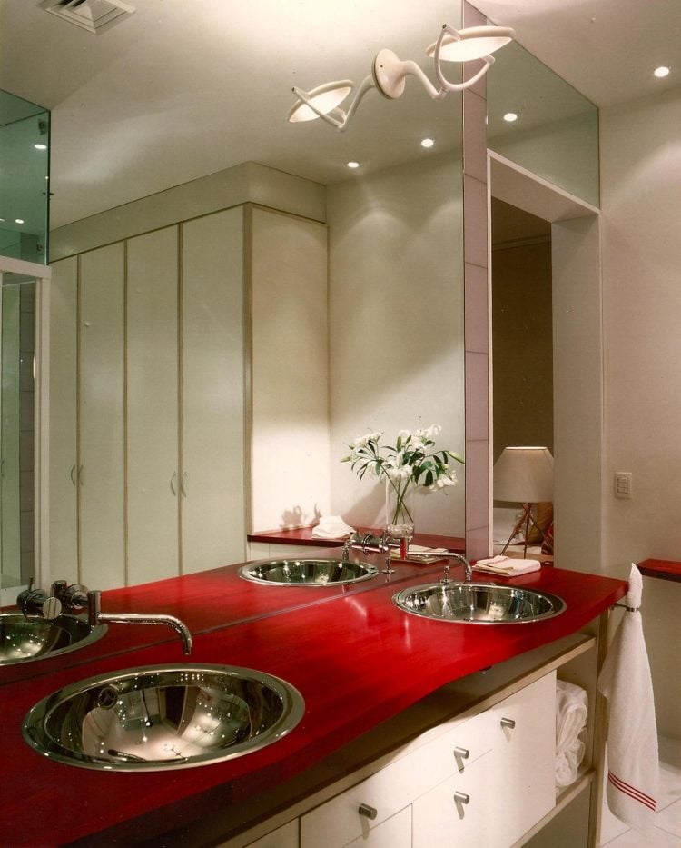 beste Farbe für Badezimmer -farbe-akzente-waschtisch-doppelwaschbecken-rot-spiegelwand-beleuchtung