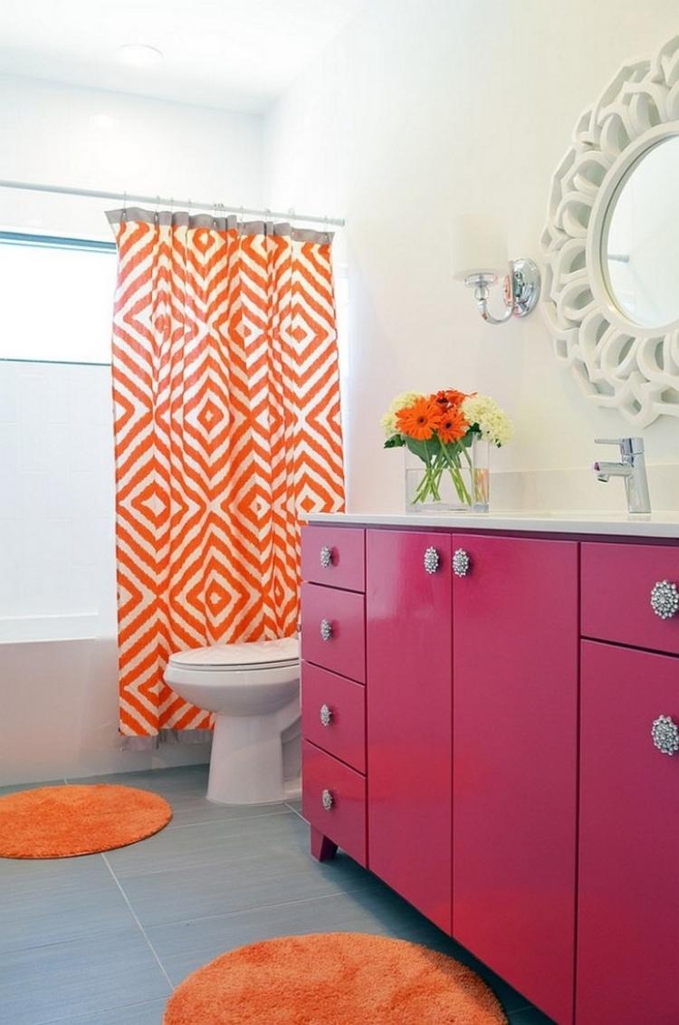 beste-farbe-badezimmer-farbe-akzente-waschunterschrank-pink-waschbecken-spiegel-orange-laeufer