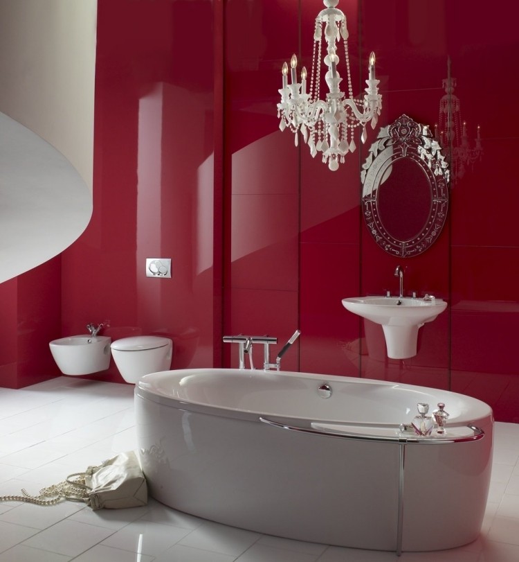 beste-farbe-badezimmer-farben-akzente-badewanne-rot-wand-hochglanz-kronleuchter