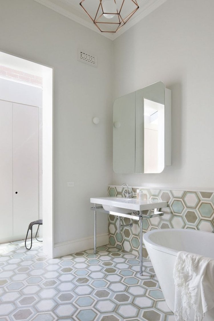 beste Farbe für Badezimmer -grau-weiss-sechseck-fliesen-modern-armatur-badewanne-freistehend