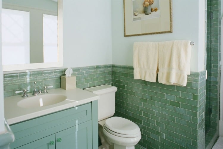 beste-farbe-badezimmer-gruen-weiss-waschbecken-spiegel-klo-tuecher-armatur