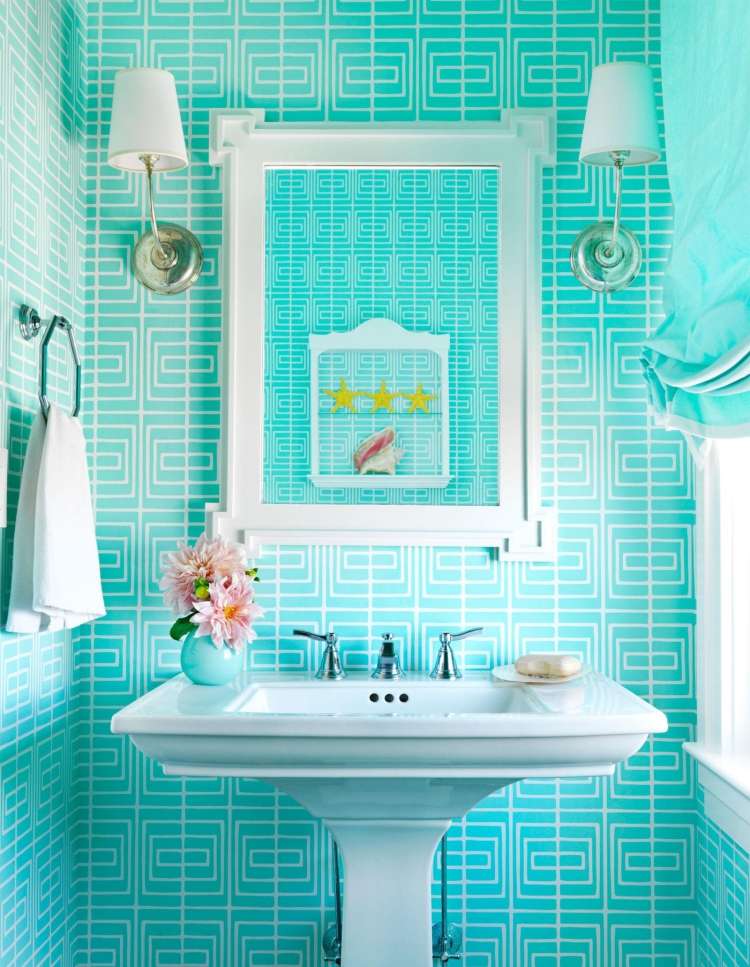 beste-farbe-badezimmer-muster-weiss-tuerkis-waschbecken-armatur-spiegel-lampen-fenster-vase