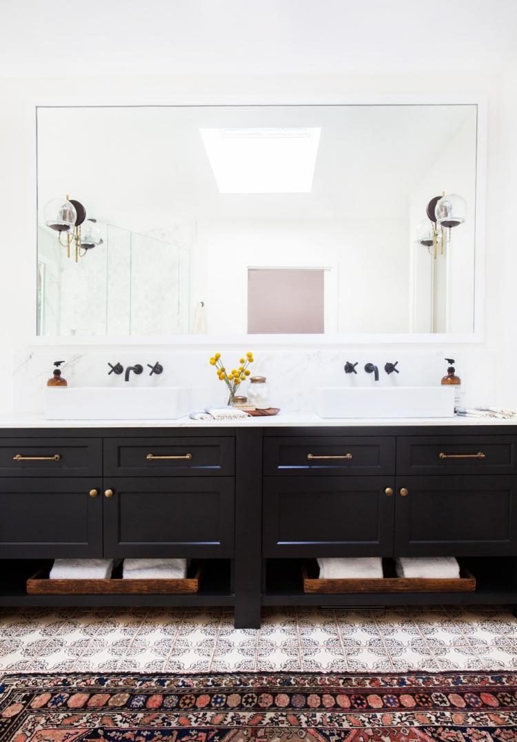 beste Farbe für Badezimmer -schwarz-weiss-antik-teppich-fliesen-muster-waschtisch-spiegelwand