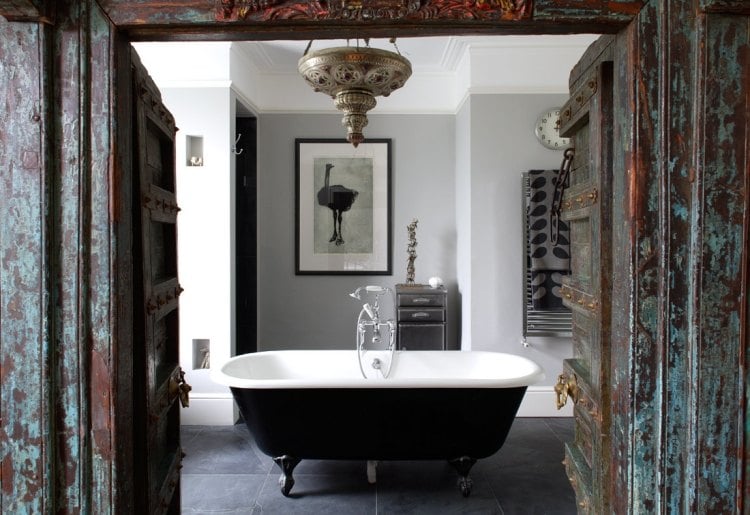 beste Farbe für Badezimmer -schwarz-weiss-rustikal-badewanne-freistehend-tueren-antik-grau