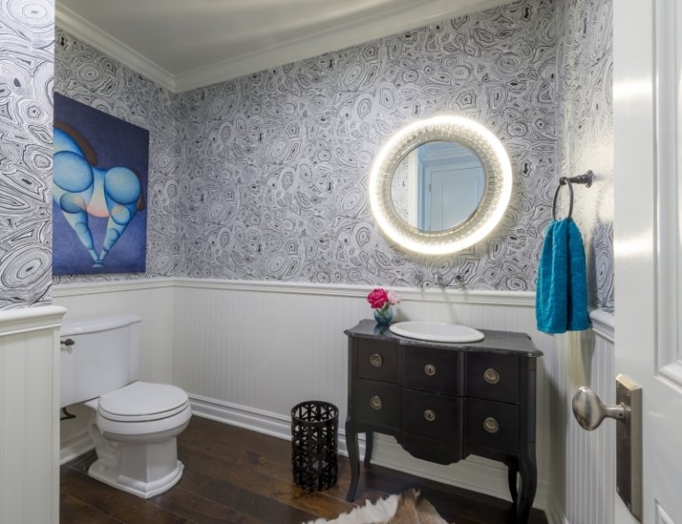 beste Farbe für Badezimmer -schwarz-weiss-sideboard-spiegel-bild-klo-holzboden