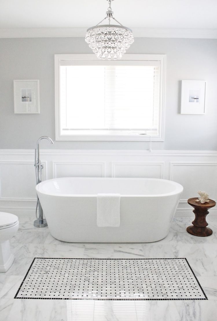 beste Farbe für Badezimmer -weiss-marmor-fenster-kronleuchter-kristall-freistehend-badewanne