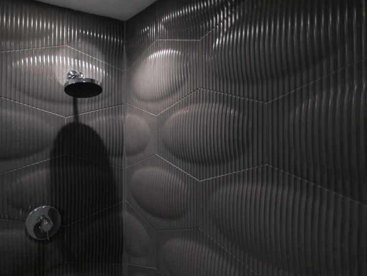 betonfliesen-bad-3d-effekt-poliert-duschbereich