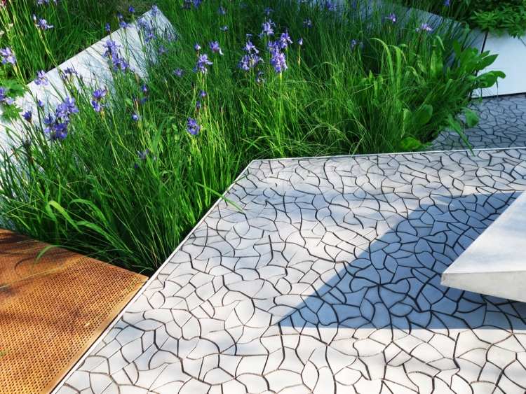 betonfliesen-terrasse-3d-effekte-trockene-erde
