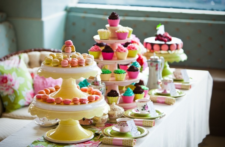 brautparty garten bunt desserttisch staender cupcakes gebaeck ideen