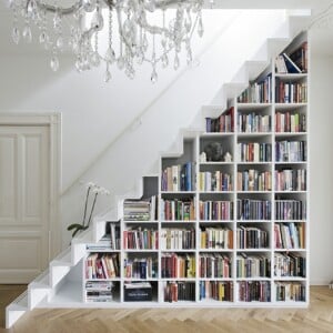 buecherregal unter der treppe moebel weiss design idee