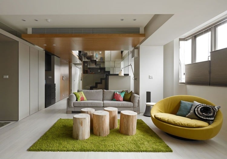 Couchtische aus Massivholz -wohnzimmer-baumstaemme-couch-oval-gelb-grau-weich-teppich
