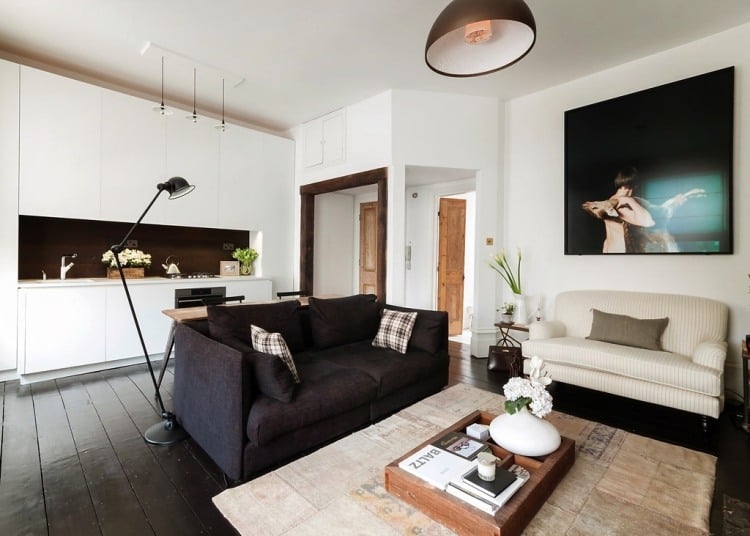 couchtische-massivholz-wohnzimmer-kueche-offen-klein-wohnung-couch-schwarz