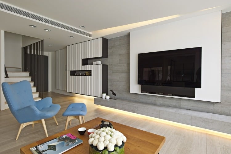 couchtische-massivholz-wohnzimmer-modern-indirekte-beleuchtung-tvwand-sessel-vintage-polster-blau