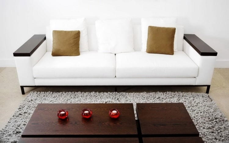 couchtische-massivholz-wohnzimmer-teelichthalter-teppich-weich-couch-weiss-kissen