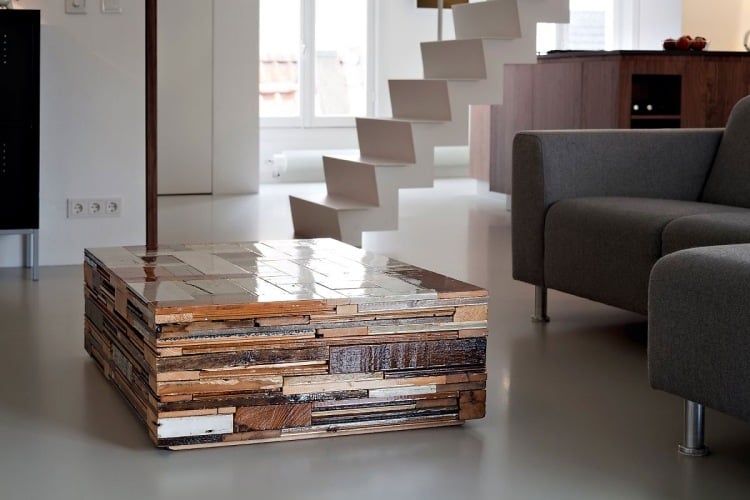 couchtische-massivholz-wohnzimmer-treibholz-holzlatten-lackiert-rechteckig-couch-polster-grau