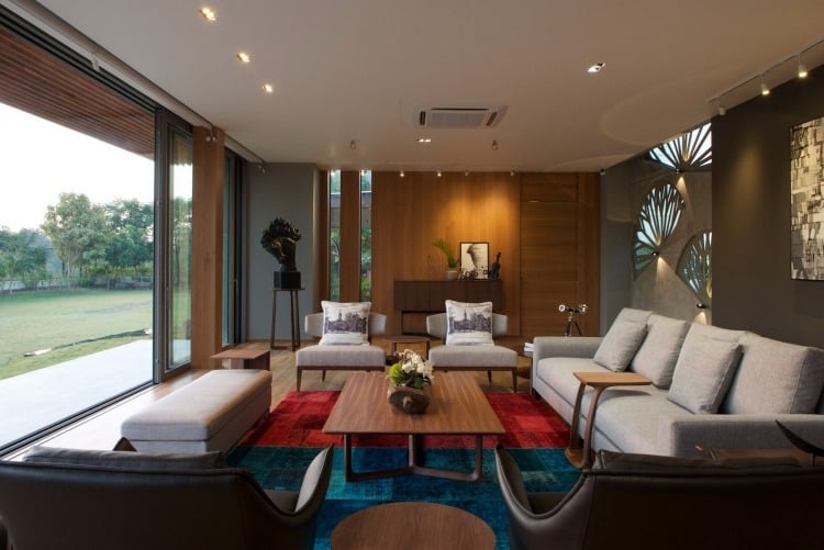 couchtische-massivholz-wohnzimmer-vintage-wandverkleidung-teppich-bunt-polstermoebel-grau-terrassenfenster