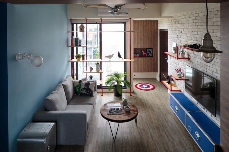 couchtische-massivholz-wohnzimmer-vintage-ziegelwand-couch-grau-sideboard-blau