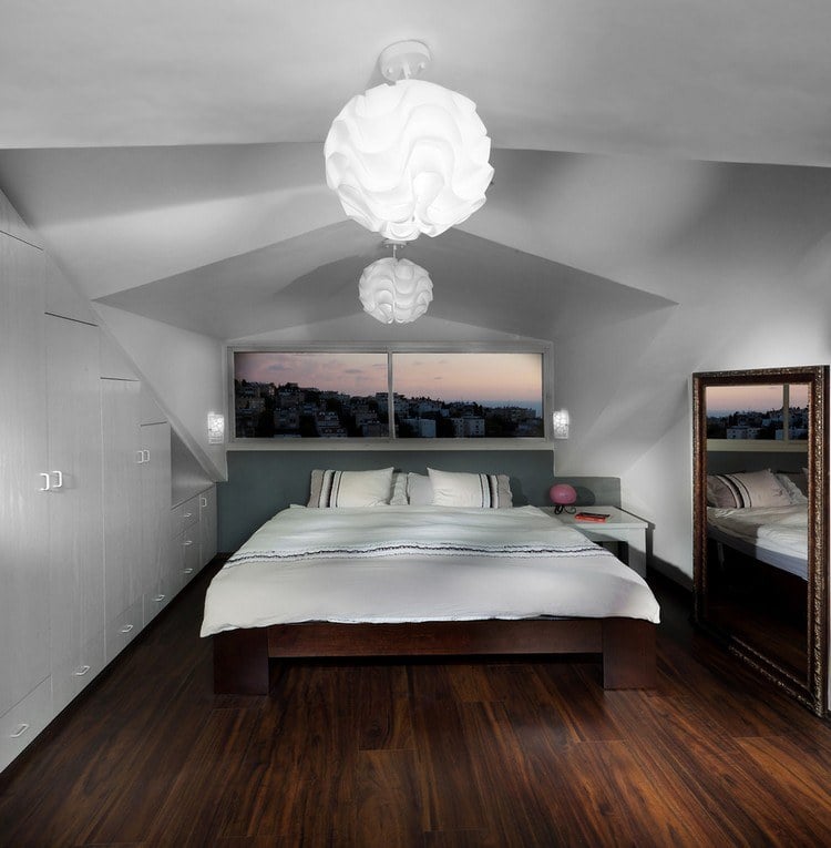 dachschraege-ideen-schlafzimmer-hellgraue-wandfarbe-einbauschrank-dunkler-holzboden