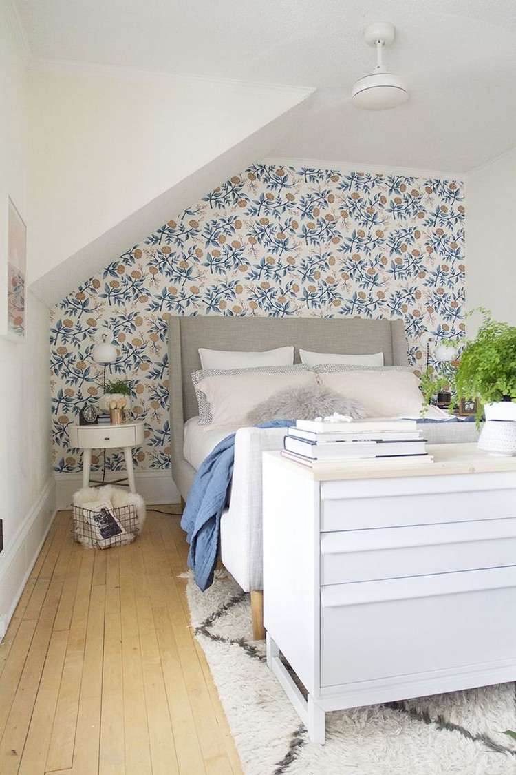 dachschraege-ideen-schlafzimmer-tapete-florales-muster-posterbett