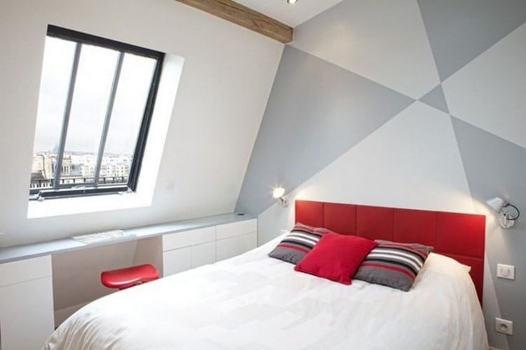dachschraege-ideen-schlafzimmer-wandgestaltung-farbe-grau-abstrakt