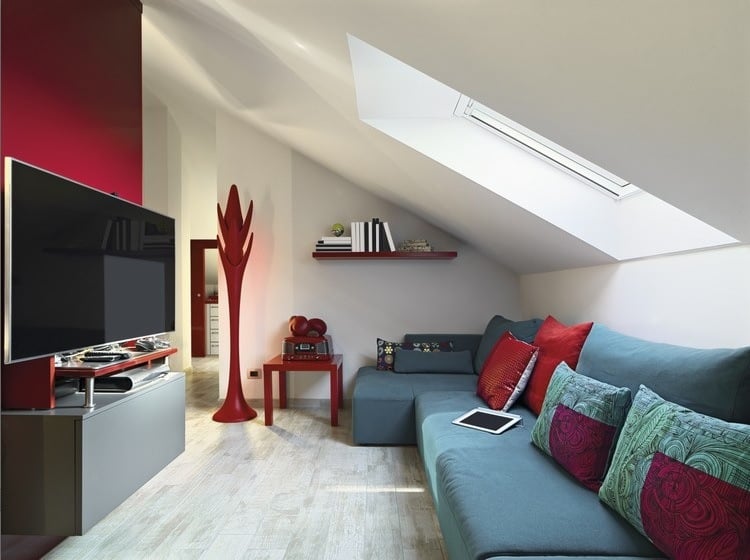 Dachschräge Ideen wohnzimmer-einrichtung-blaues-ecksofa-rote-akzente