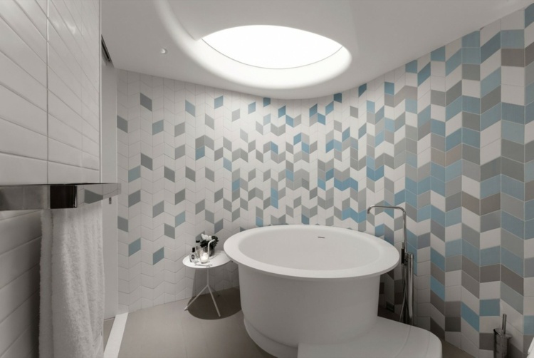 decken design beleuchtung bad badewanne rund fliesen hellblau grau weiss