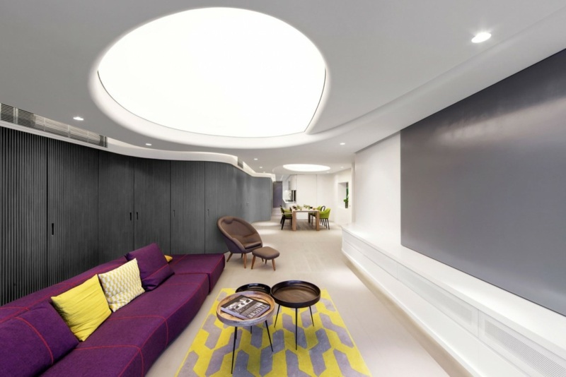 decken design mit beleuchtung couch purpur gelb grau akzente