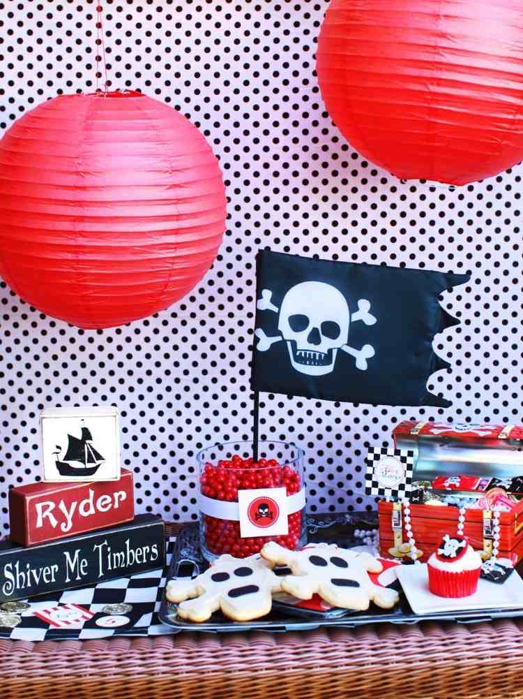 deko-zum-kindergeburtstag-selber-machen-bastelideen-piraten-thema-schwarz-weiss-rot
