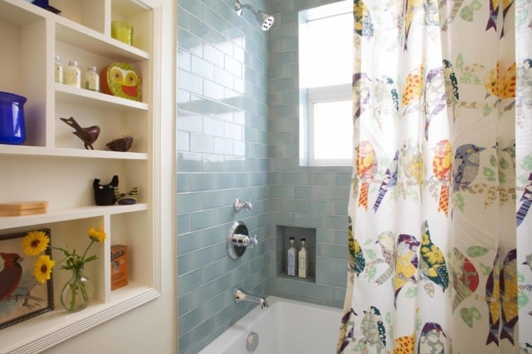 Duschvorhang für kleines Bad vogel-motiv-blaue-wandfliesen-gemauerte-badewanne