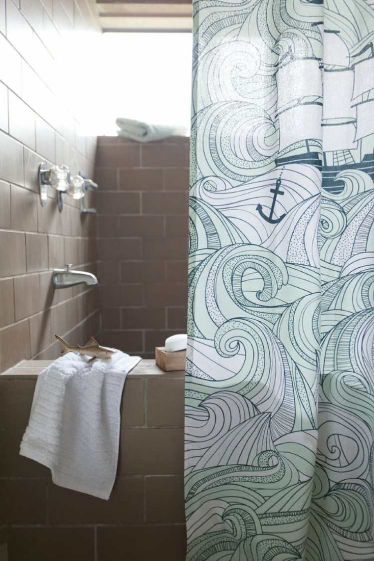 Duschvorhang für kleines Bad wellenmotiv-mintgruen-braune-fliesen-gemauerte-badewanne
